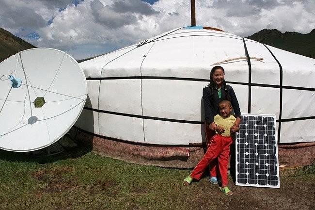 В Монголии солнечными панелями модернизируют юрты