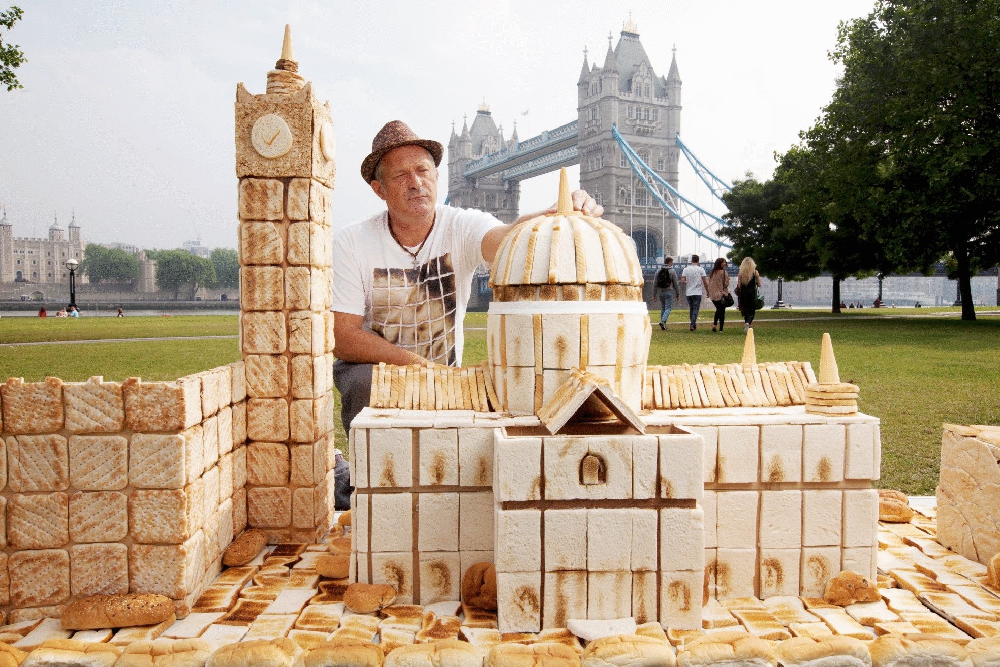 Огромную скульптуру из хлеба построили в центре Лондона