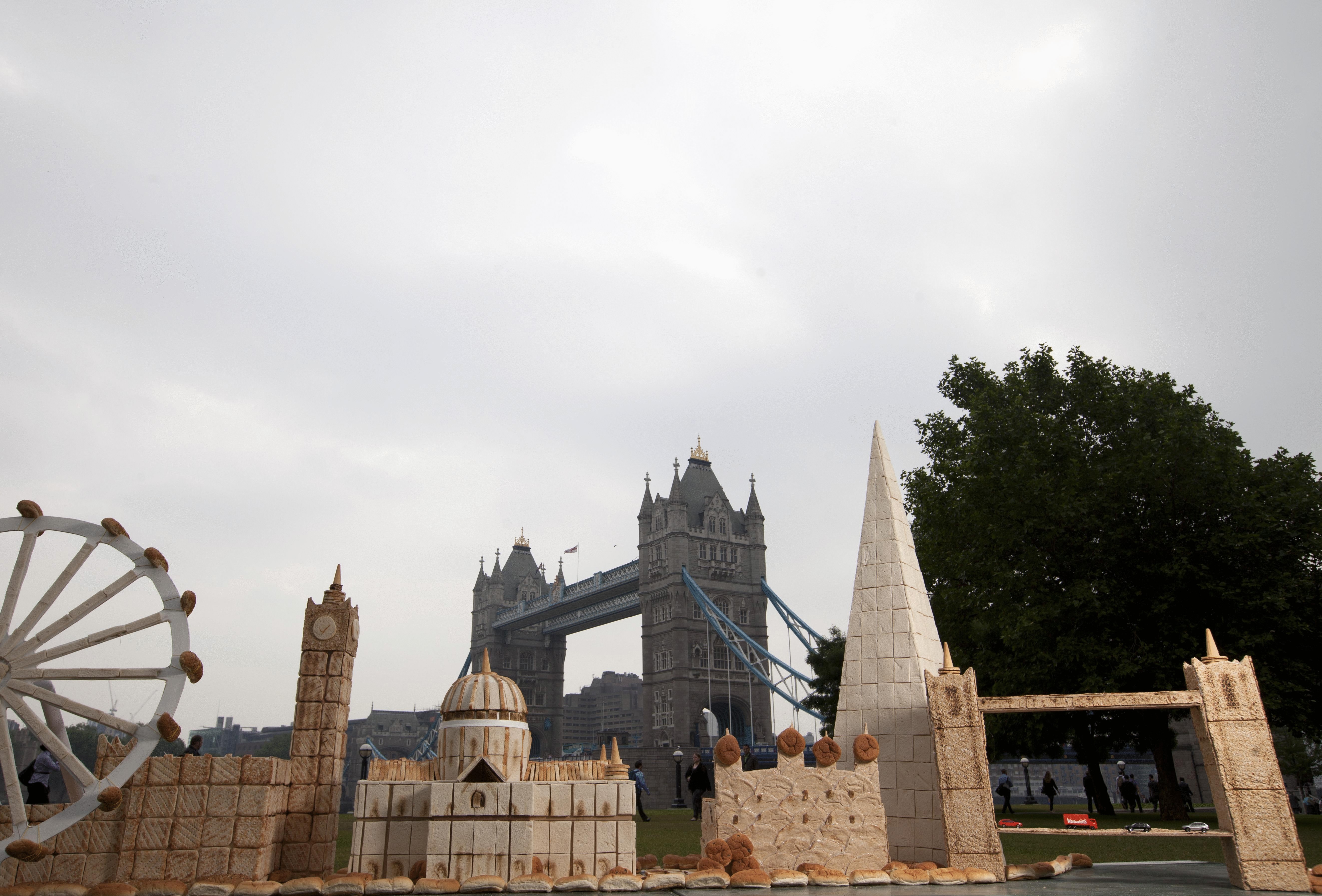 Огромную скульптуру из хлеба построили в центре Лондона