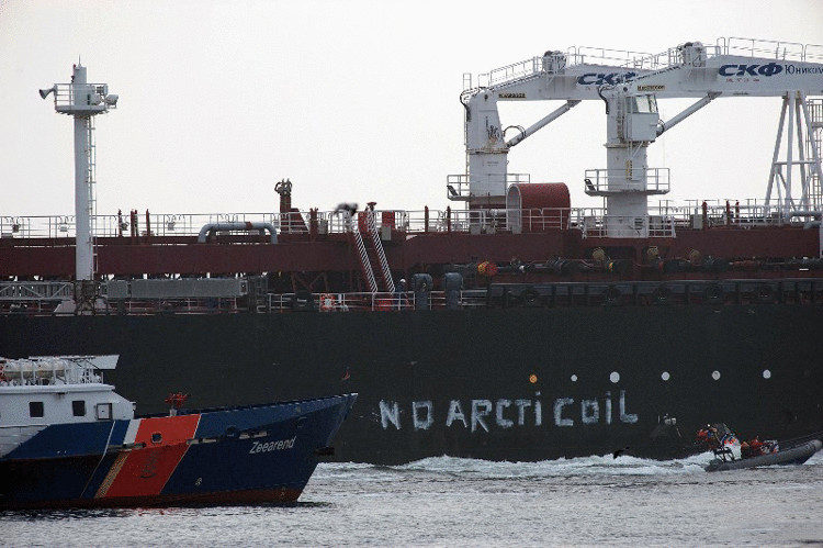 Активисты Greenpeace пытаются блокировать российские танкеры с арктической нефтью