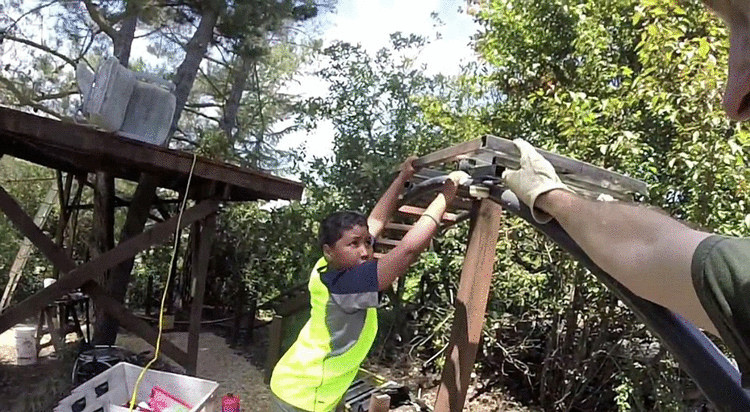 Мужчина создал своими руками  180-футовые «американские горки» в саду за домом.