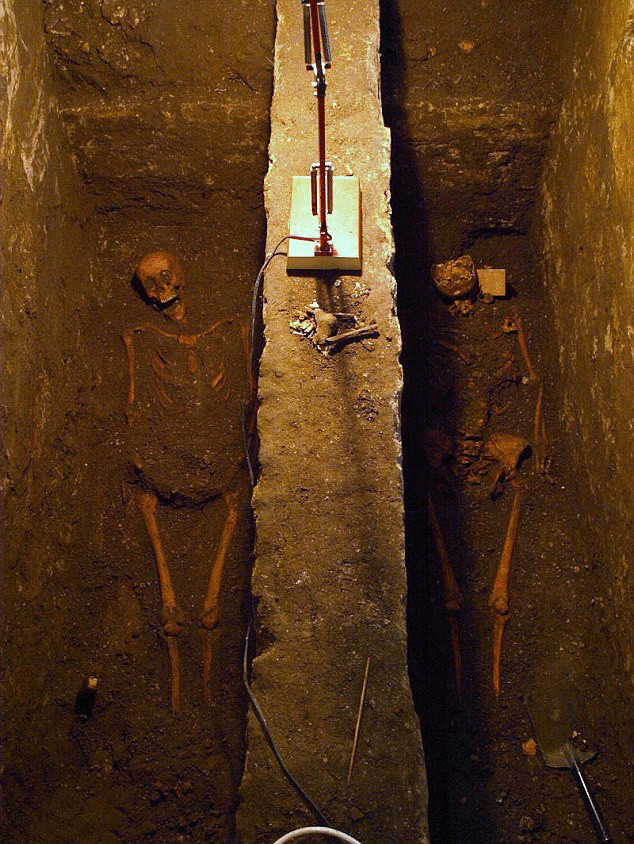 Тайна захоронения в Йорке: 700-летнии скелеты беременной женщины, плода и трех мужчин 