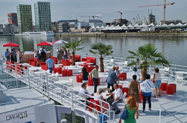 AirClad создал невероятный надувной бар на  лодке Antwerp’s Badboot