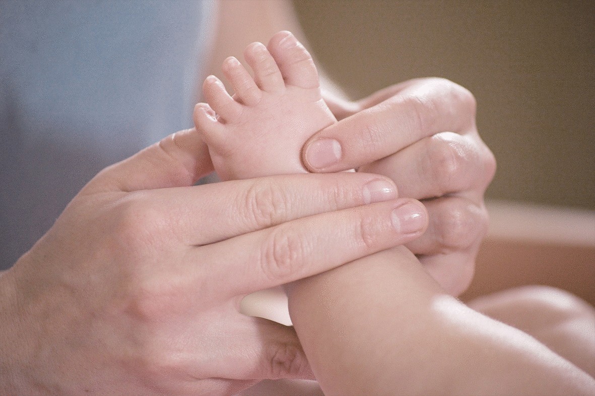 Как делать массаж новорожденному?
