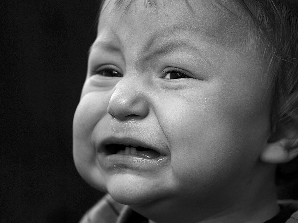 Как утешить плачущего ребенка?