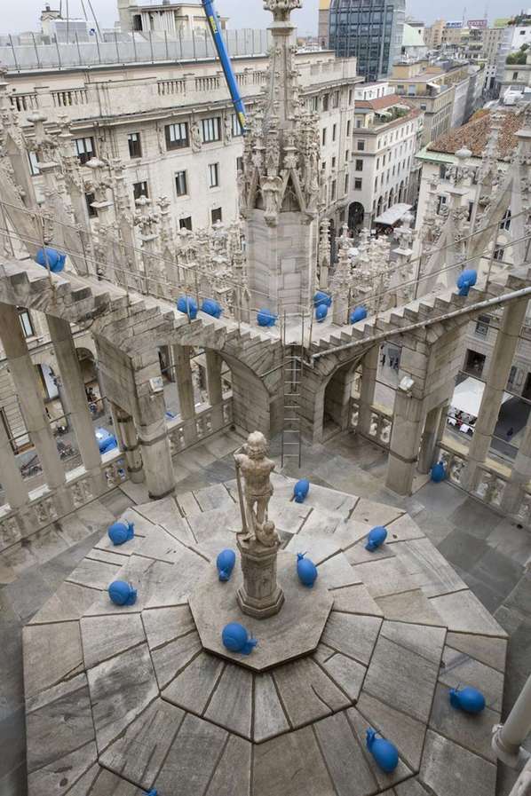 Инсталяция из синих улиток в Милане