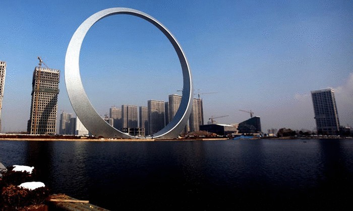 Гигантский небоскреб Ring of Life в городе Фушунь