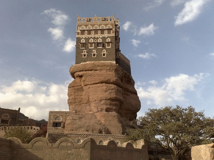 Дар аль Хайяр - замок, построенный на скале