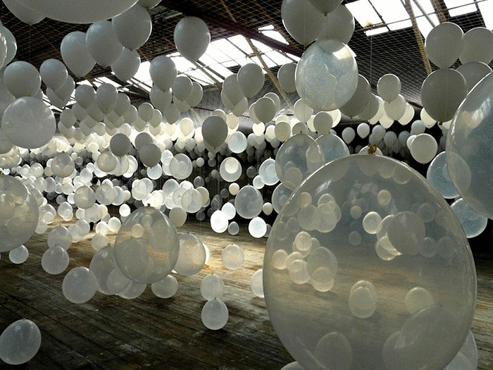 Воздушные шары в музыкальной инсталляции Уильяма Форсайта