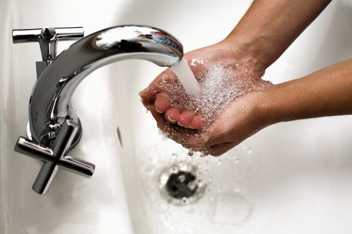 Джулла Абдулла моет руки 300 раз в день, а волосы — 25 раз в день