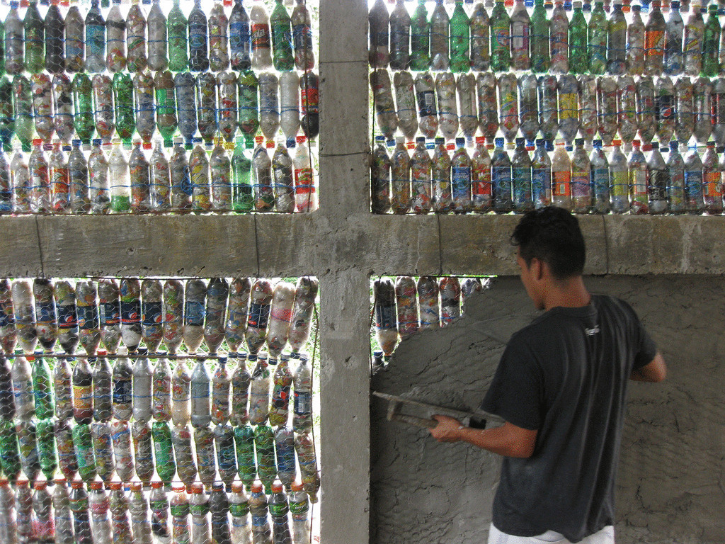 В Гватемале строят школы из пластиковых бутылок
