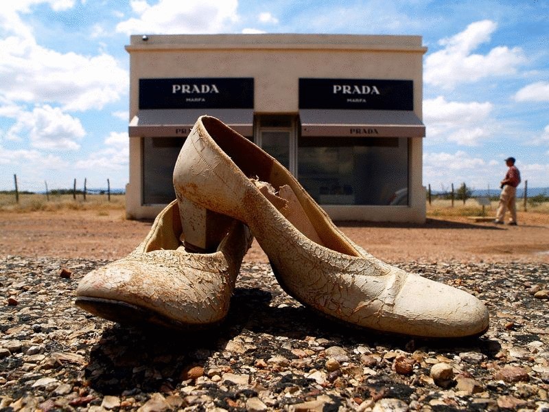 Модный бутик Прада существует в пустыне