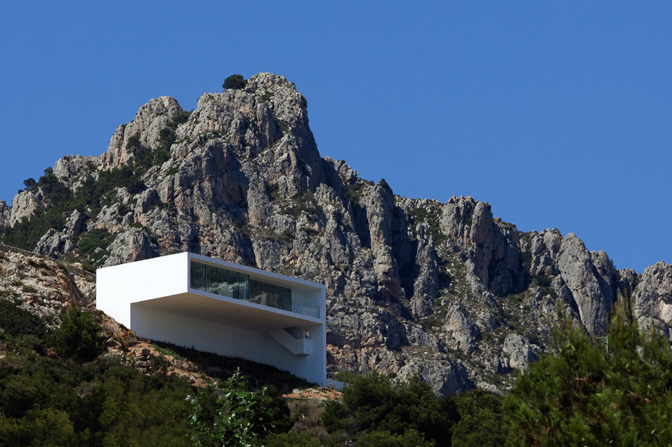 Дом на скале, парящий над Средиземным морем