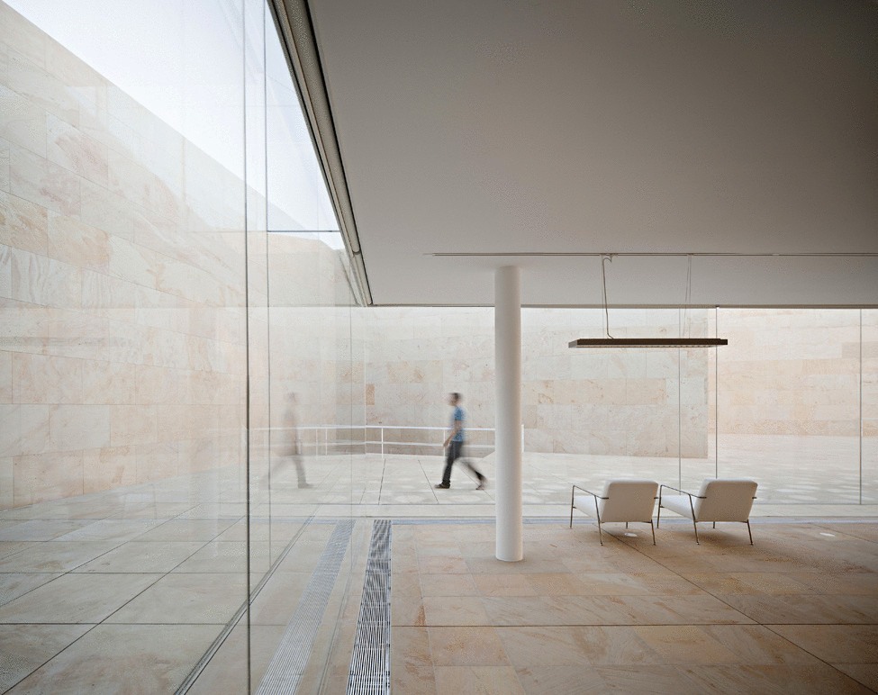 Стеклянный офис за каменной стеной в Испании