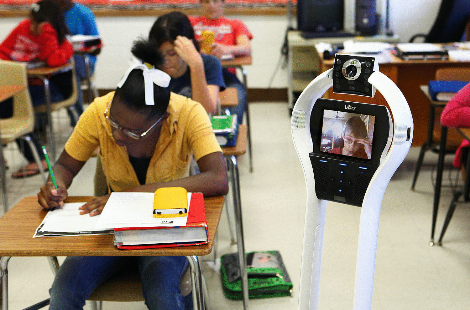 В США робот ходит в школу вместо больного мальчика