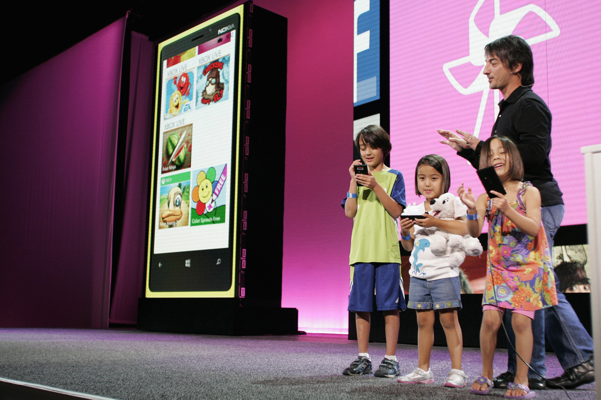 Компания Microsoft предлагает заменить родителей смартфонами