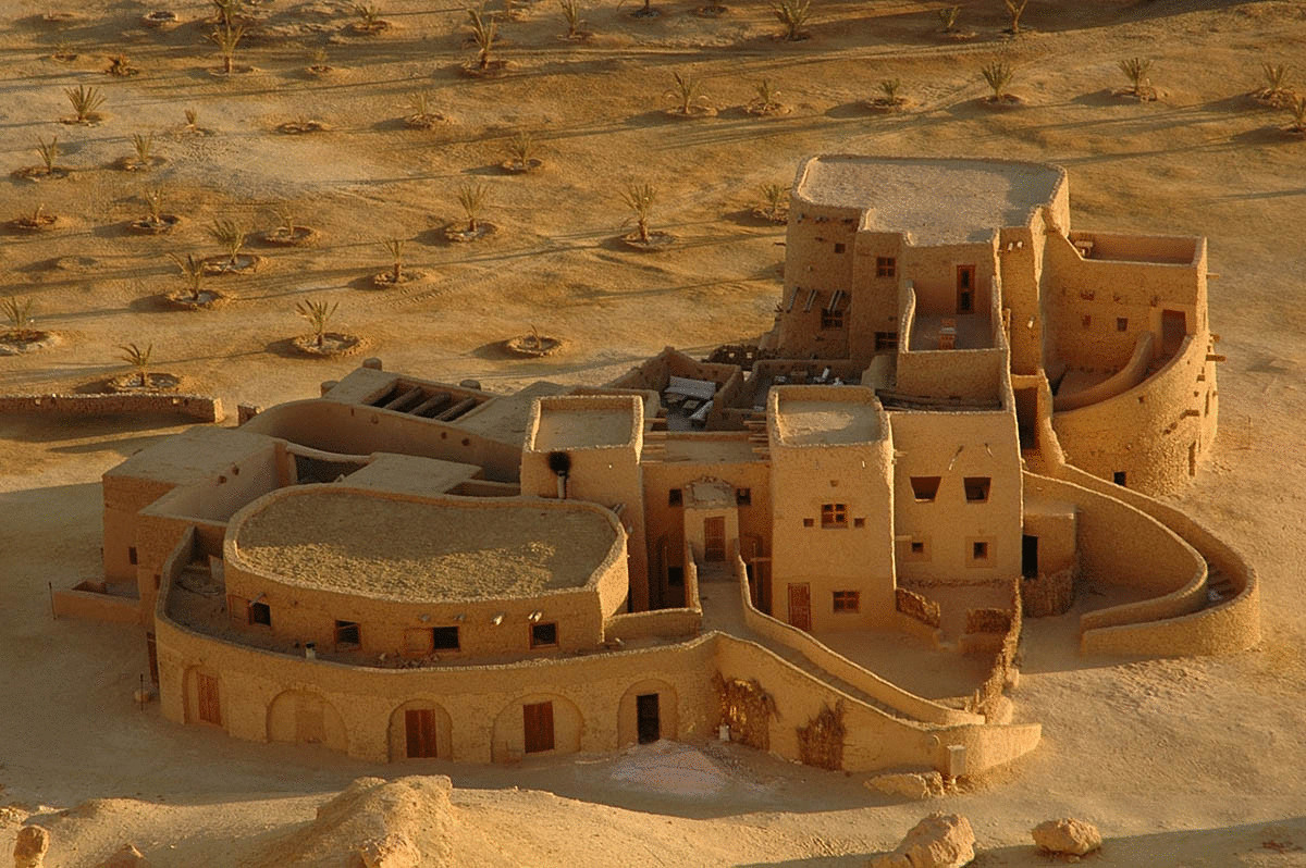 Удивительная эко-гостиница в Сахаре, построенная из ила и соли