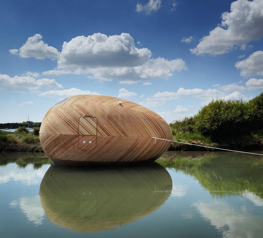 Необычная лодка-дом яйцеобразной формы