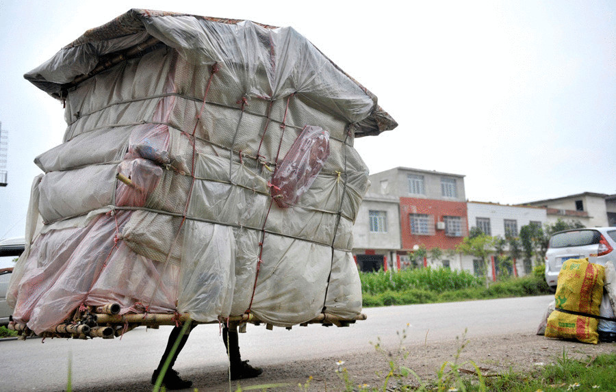 Странный человек-улитка из Китая, который носит свой дом на спине