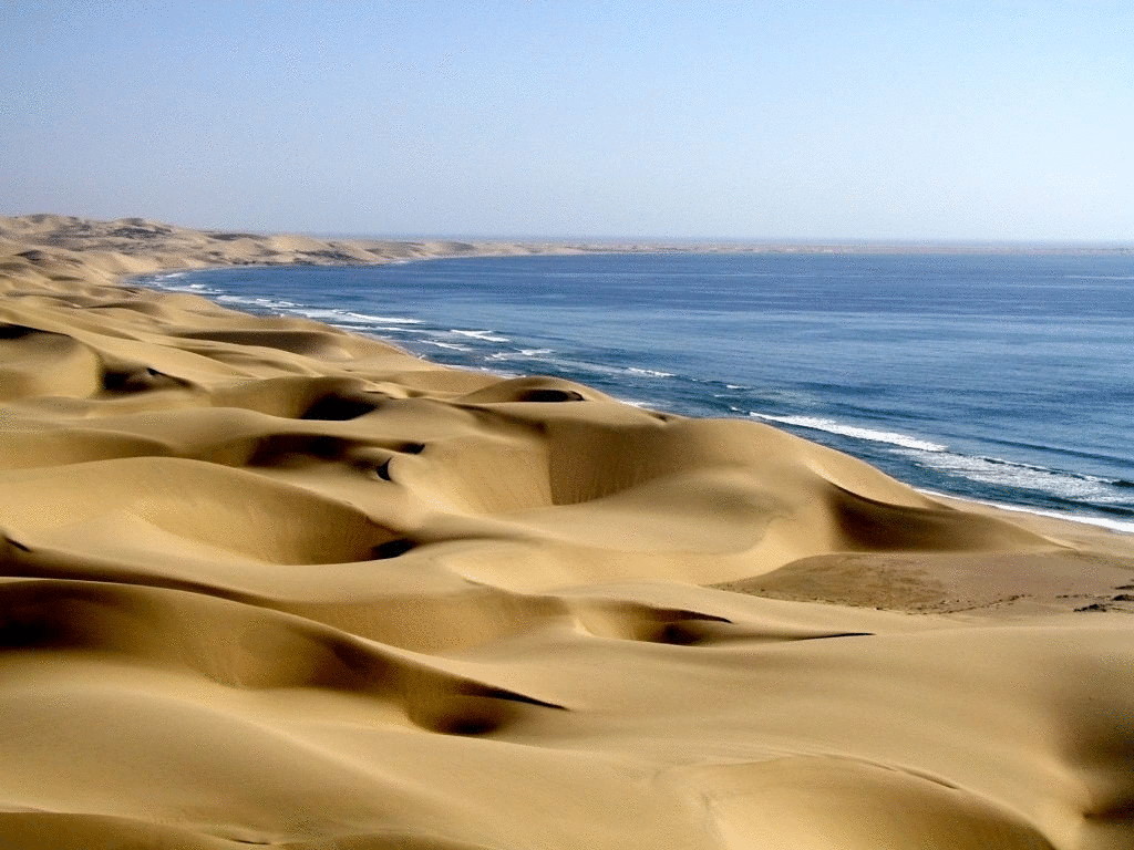 Существует место, где пустыня встречается с океаном