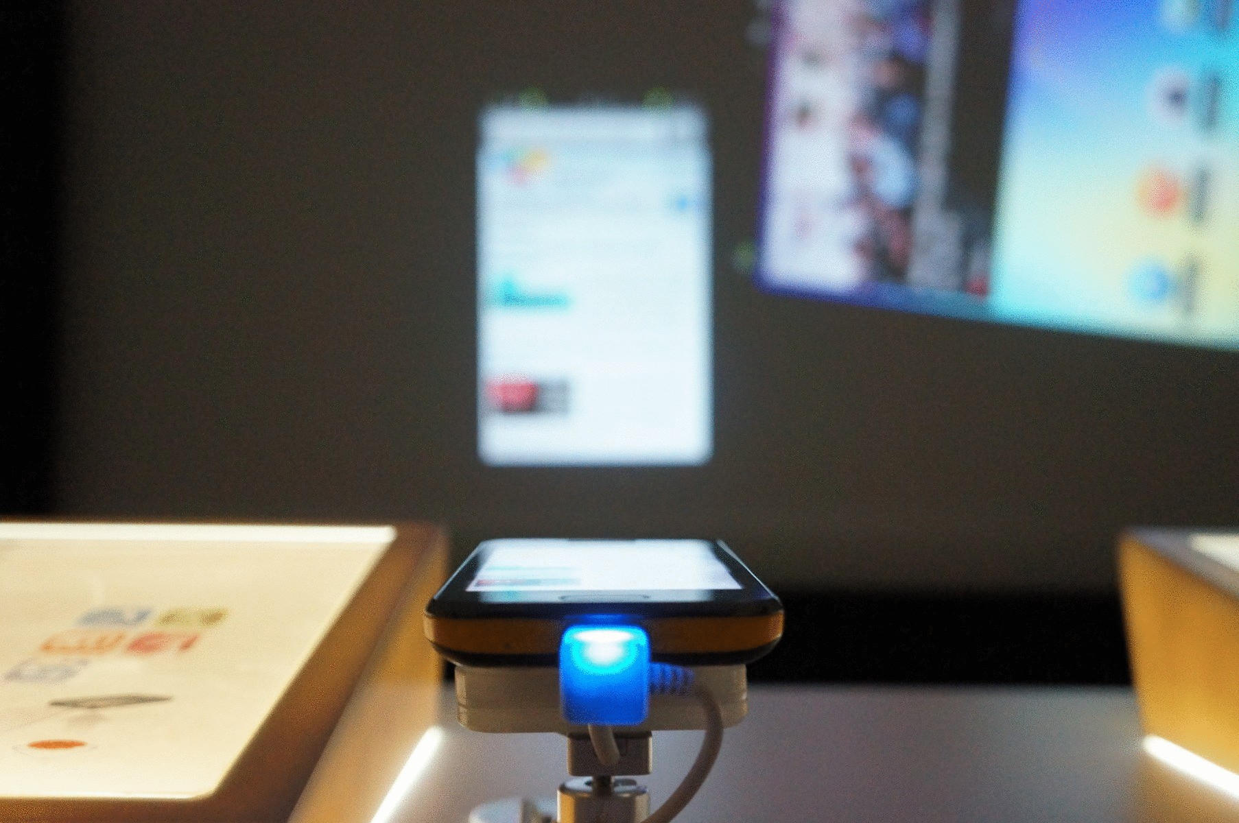 Новый проектор для смартфонов — сенсорное и качественное изображение