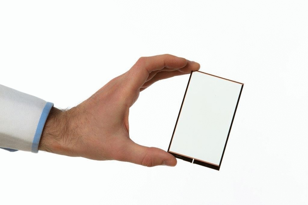 Создана солнечная батарея для зарядки телефона в виде плёнки на экран
