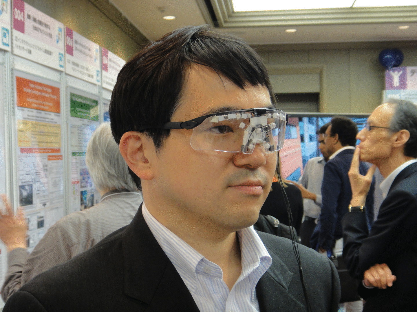 Анти-очки не позволят Google Glass распознать лицо