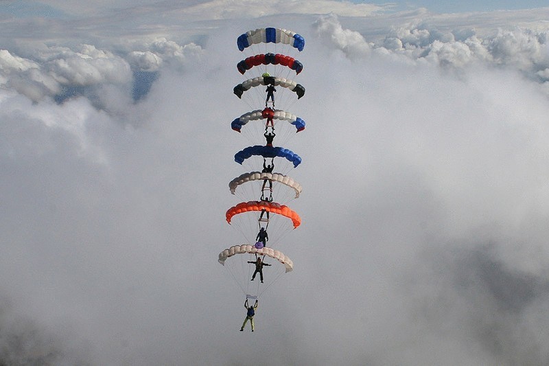 Самые впечатляющие фигуры парашютного спорта