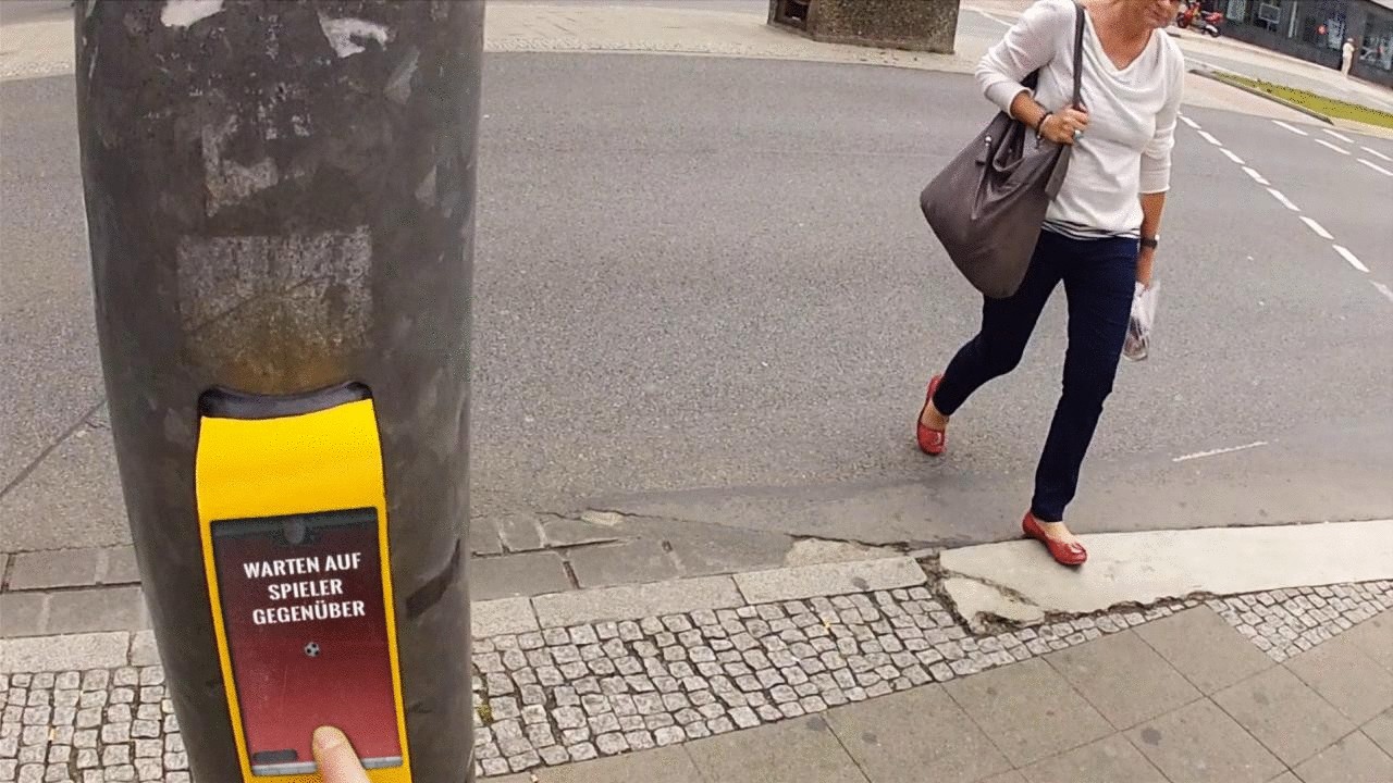 В Германии, на перекрестках, установили развлечение для пешеходов 