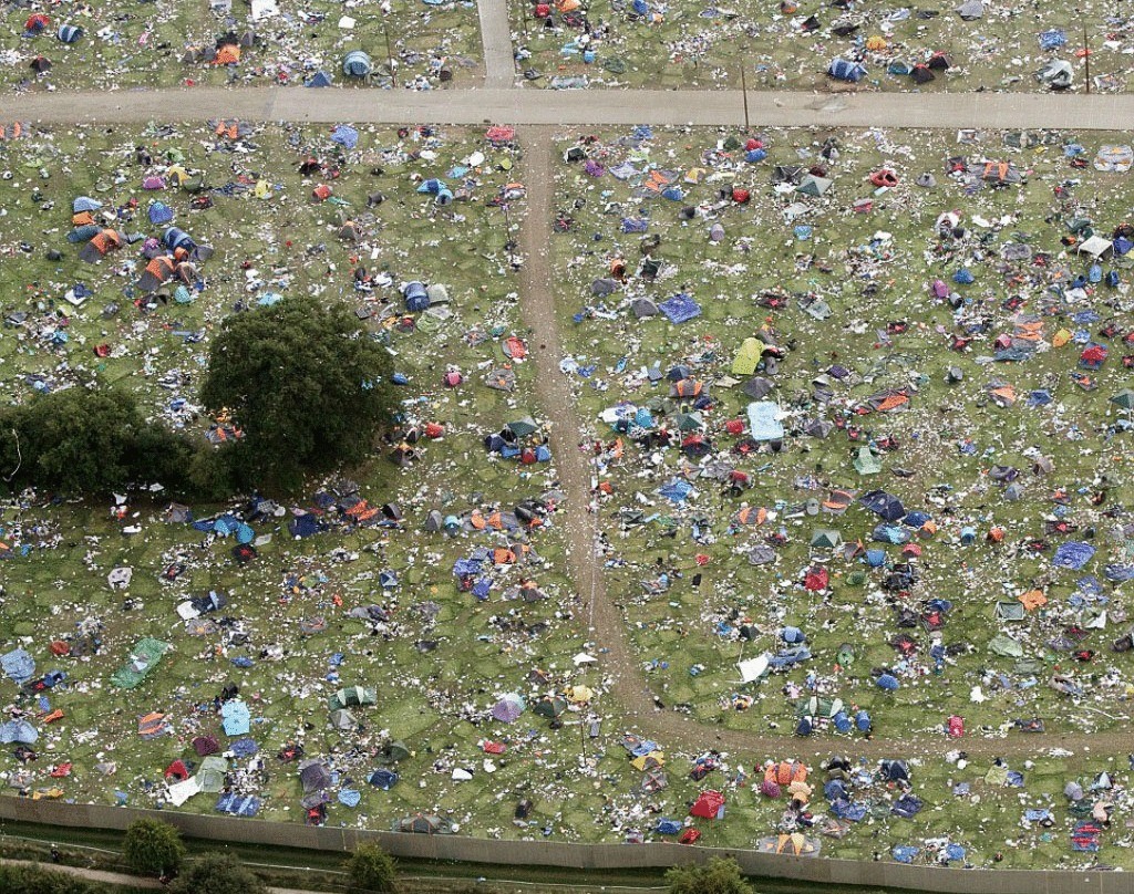 В Англии после музыкального фестиваля остались неубранными тонны мусора