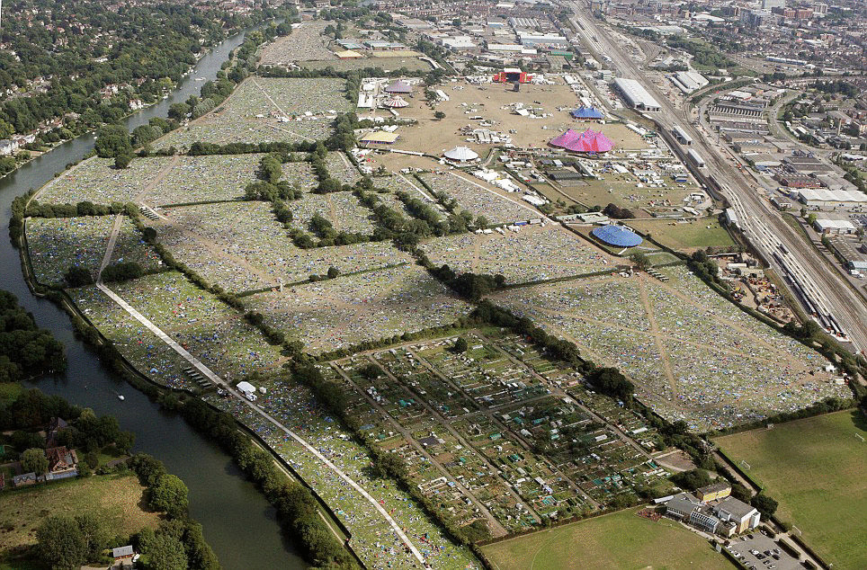 В Англии после музыкального фестиваля остались неубранными тонны мусора