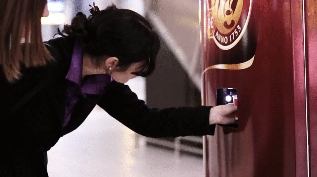 Если Вы зевнёте возле этого автомата, он нальёт Вам бесплатного кофе