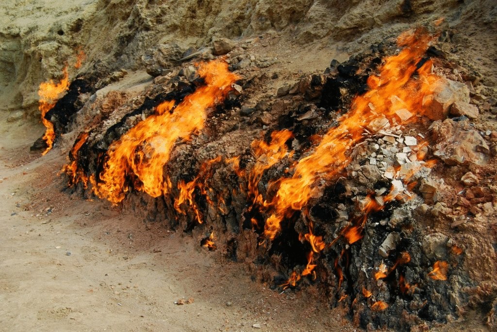 В Азербайджане существует необычная гора, которая постоянно горит
