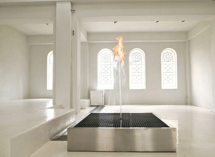 Чудо-инсталляция представлена в Германии, где струя воды превращается в пламя