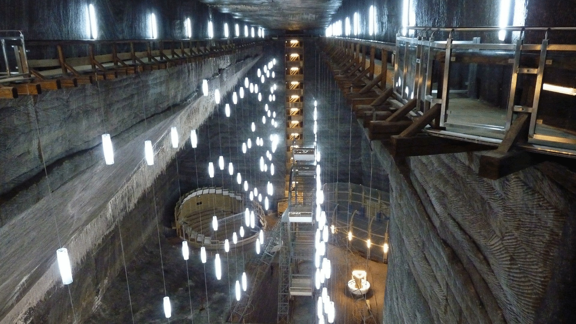 Румынскую соляную шахту переоборудовали в исторический музей  
