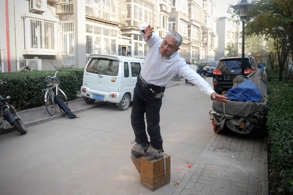 400-килограммовые башмаки избавили китайца от болей в спине