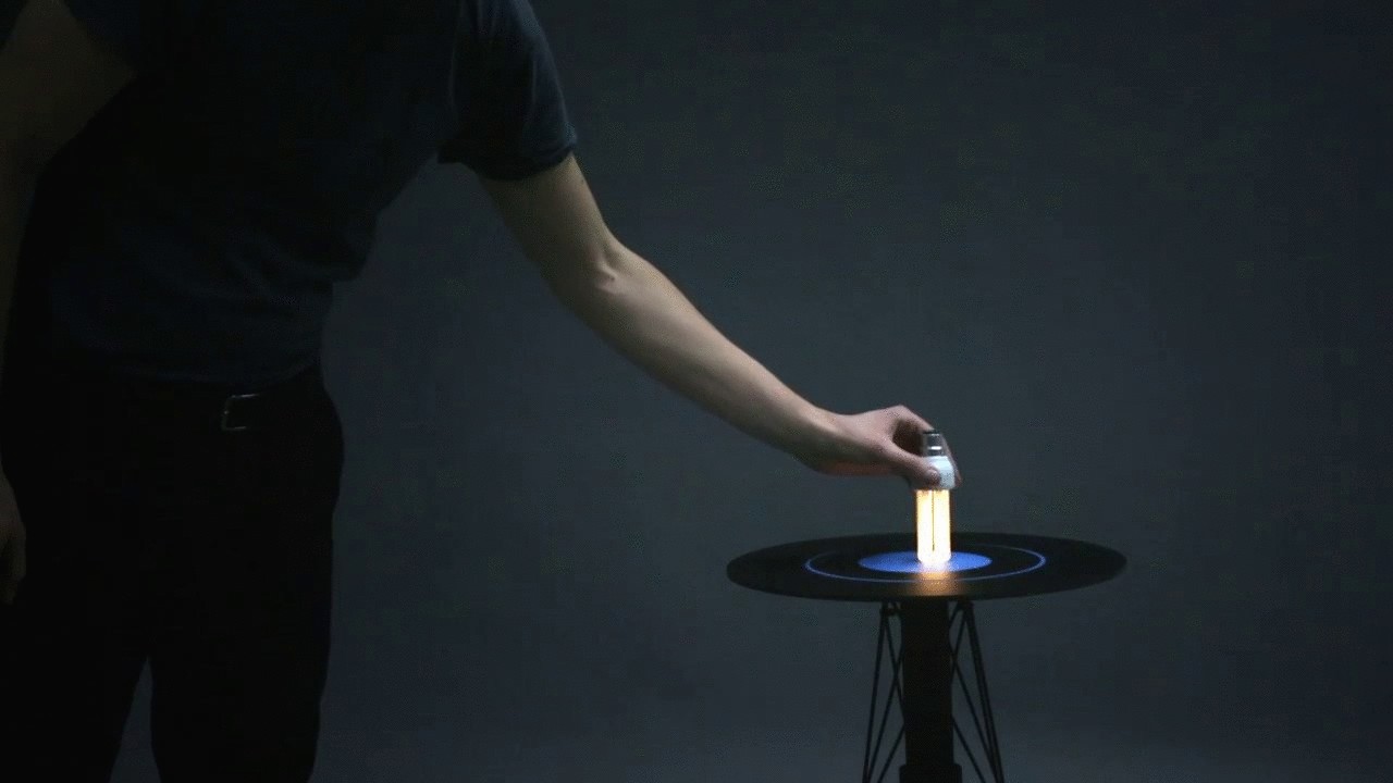 Необычный стол может зажигать лампочки на расстоянии