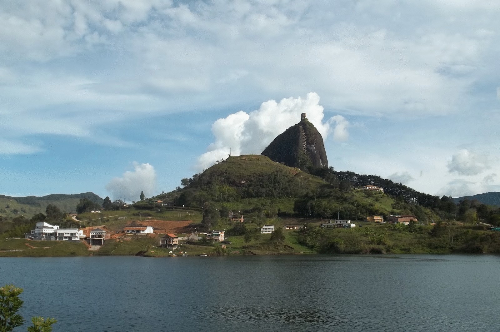 Национальный памятник Колумбии - гигантский монолит близ Гуатапе
