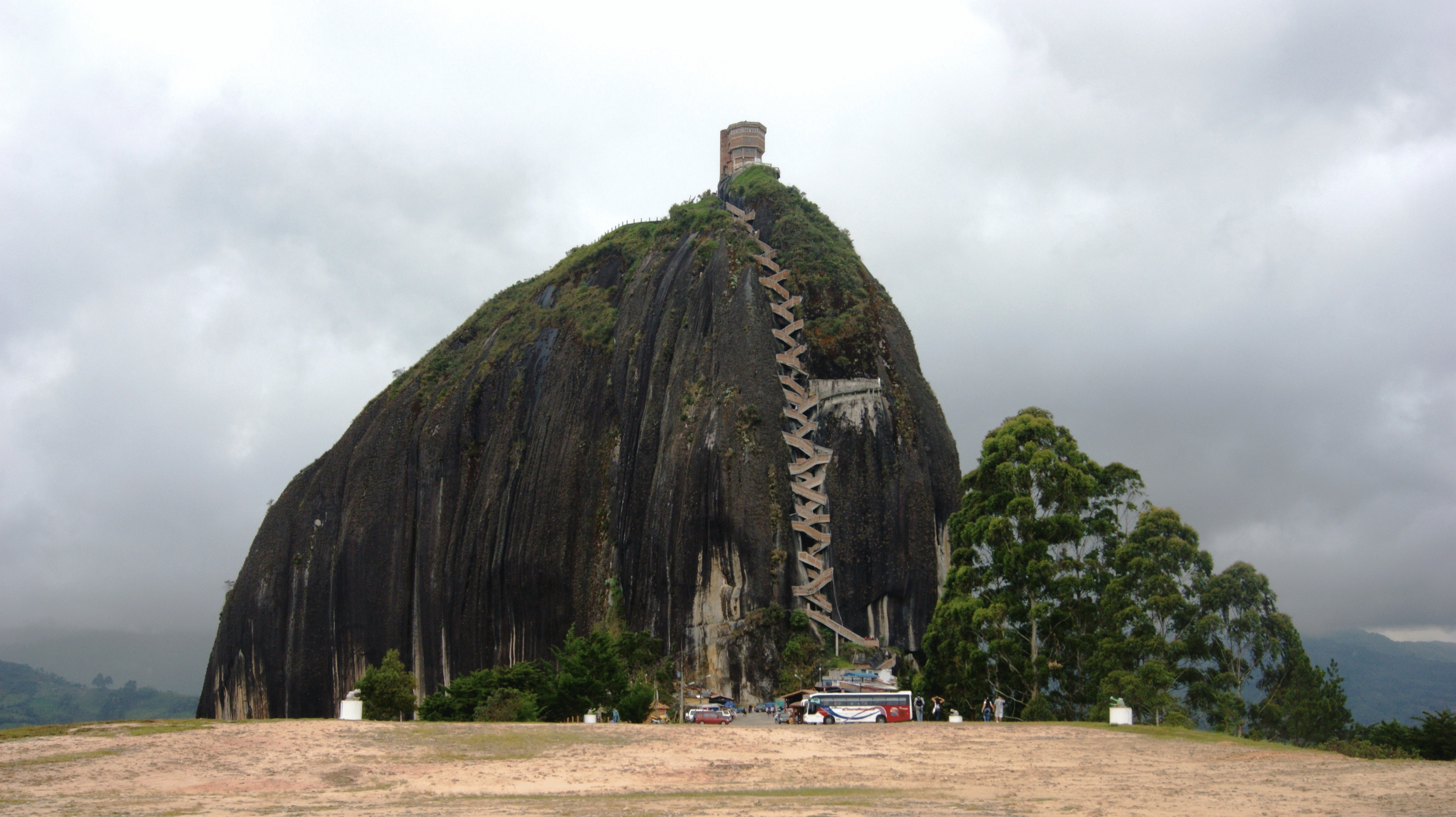 Национальный памятник Колумбии - гигантский монолит близ Гуатапе