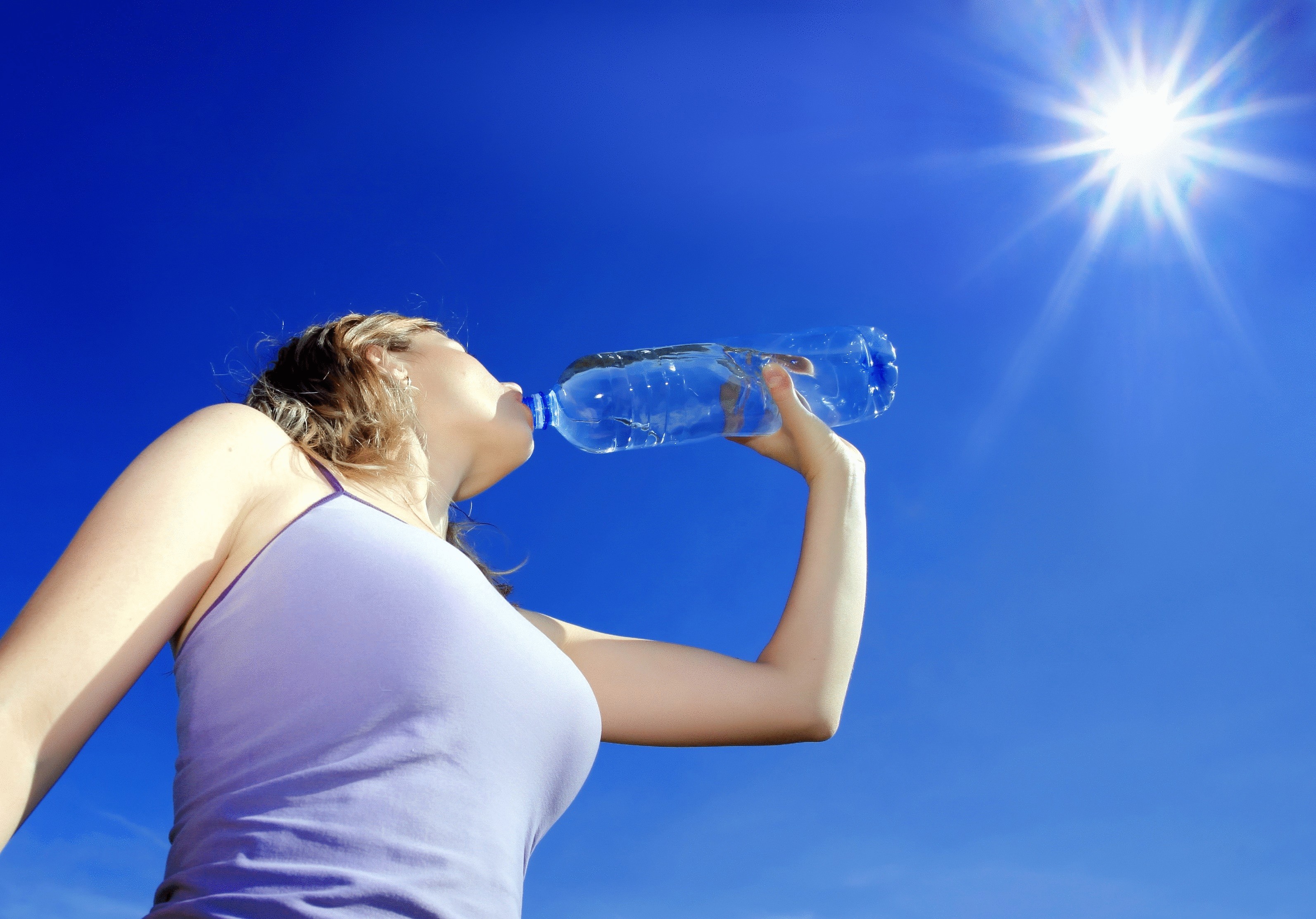 Как правильно употреблять воду в жару?