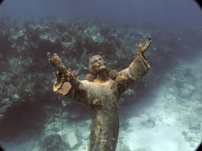 Статуя Христа на дне Средиземного моря