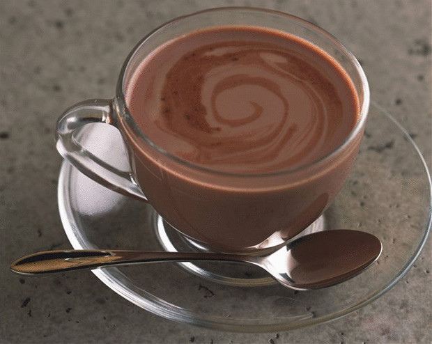 Как цвет чашки влияет на вкус горячего шоколада