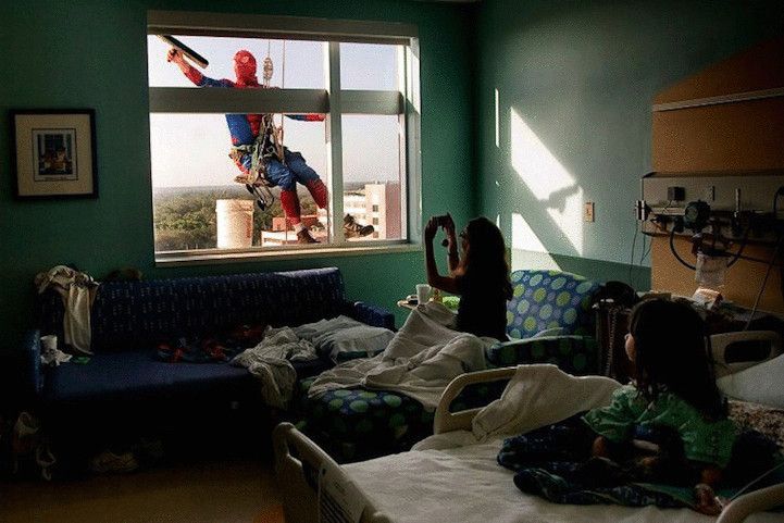 Супергерои моют окна детской больницы