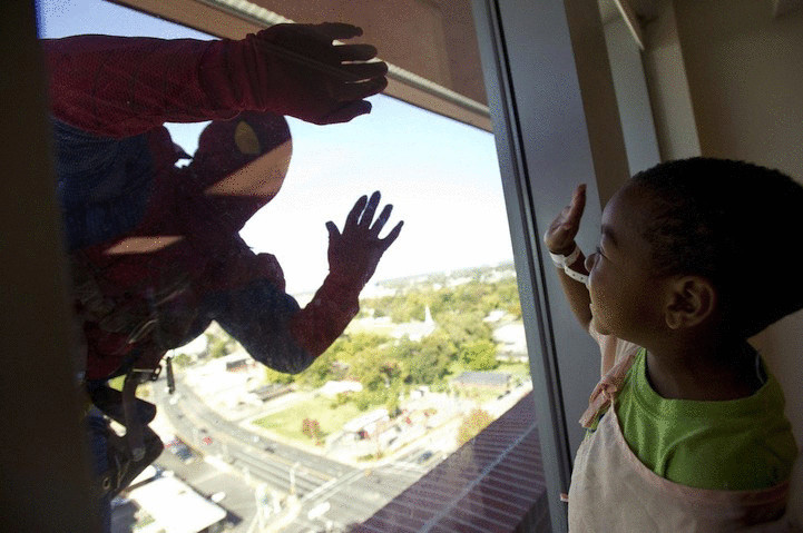 Супергерои моют окна детской больницы