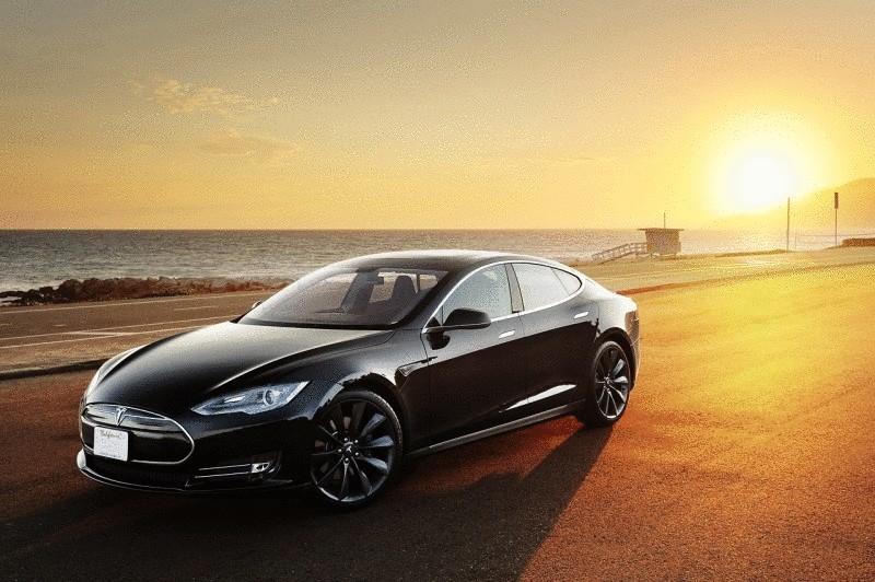 Беспилотный электромобиль Tesla появится летом