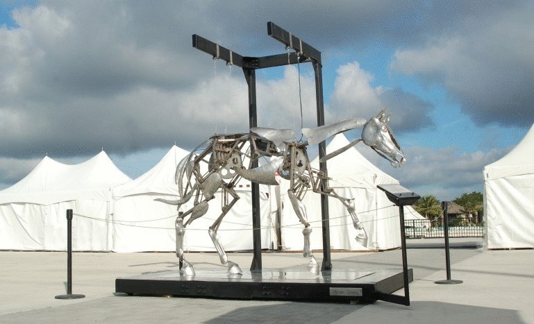 Удивительная механическая скульптура лошади от Эдриана Лэндона