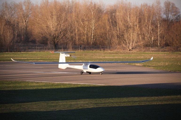Двухместный самолет на солнечной энергии Sunseeker Duo