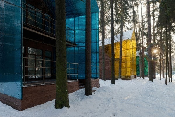 Разноцветные дома в подмосковном лесу
