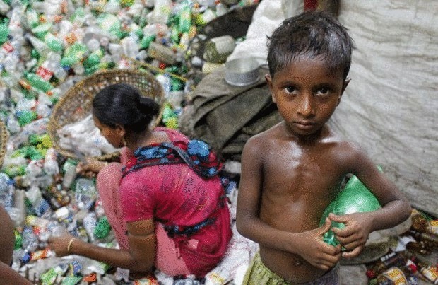 Жуткий фоторепортаж—Дети Бангладеша делают воздушные шарики для детишек богатых стран