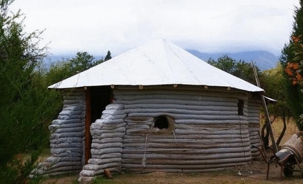 Можно сделать крышу с перекрытиями. Фото с сайта otchelniki.ru